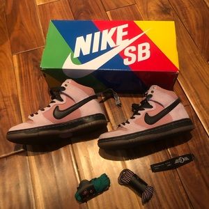 KCDC x Nike SB Dunk High 💗🖤